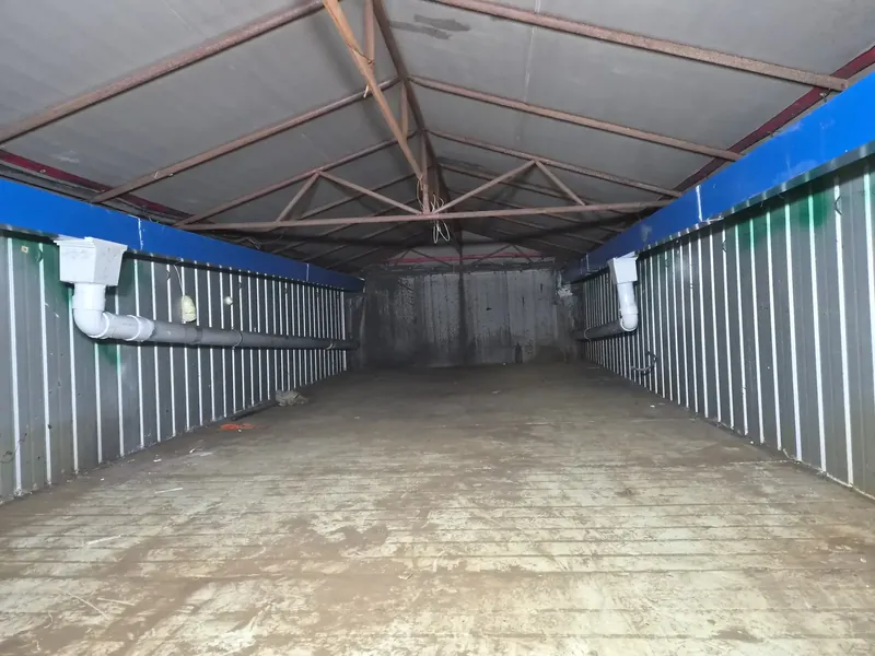 경기 광주 공장 창고 내부, 양쪽 외벽 상단에 물받이와 흰색 PVC 물홈통이 설치된 모습