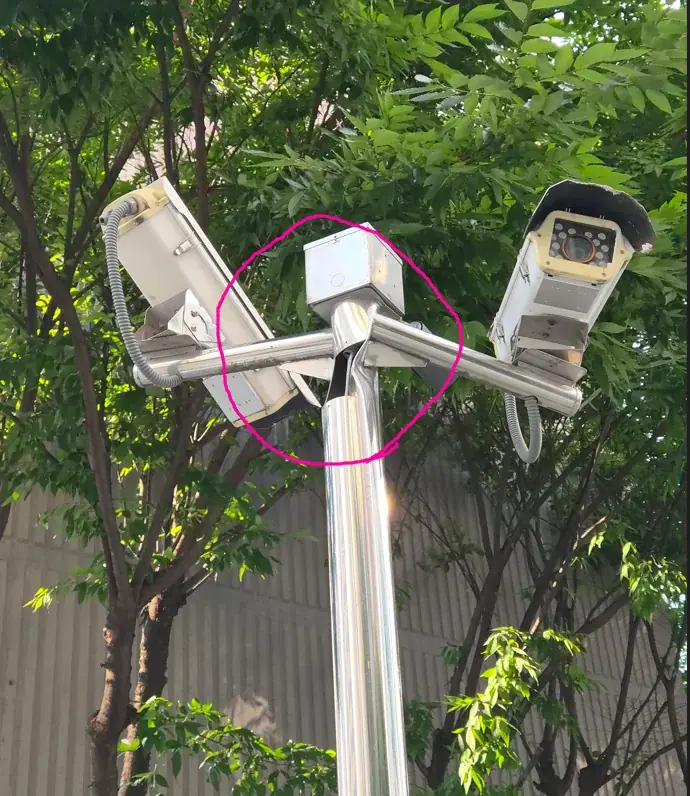 오산 공장 출입구 CCTV 기둥과 카메라 브래킷 연결부, 찌그러진 부위를 원으로 표시한 사진