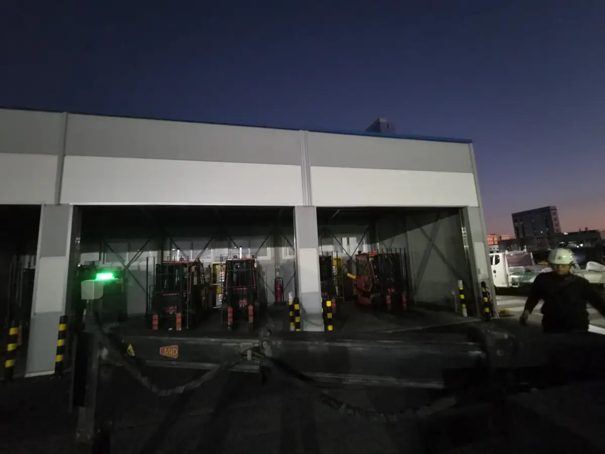 평택 공장 지게차충전소 야간 판넬 수리 작업 현장, 안전모를 쓴 작업자